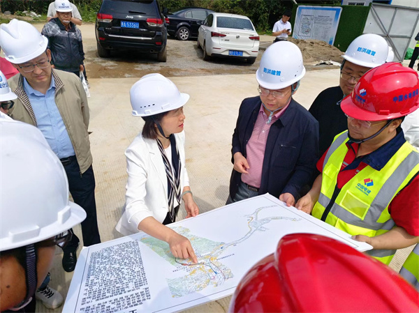 5月9日，江卓琪付市長調研新安江防洪治理工程，張總陪同。.jpg