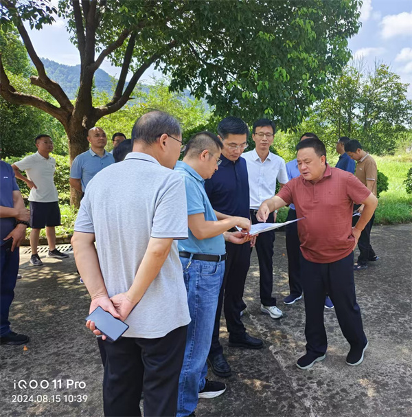 8月15日，洪董陪同王奇勇縣長一行到嘉城礦業(yè)調(diào)研.jpg