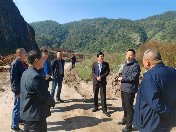 10月23日，張縣長帶隊督查大牛山環(huán)保整治項目。.jpg