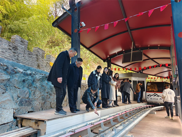 12月9日，縣人大鄭向陽(yáng)主任，洪董率隊(duì)赴象山考察軌道爬山車(chē)項(xiàng)目.jpg