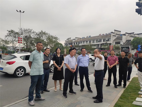 6月5日，洪董陪同汪凱書記一行調(diào)研古城公園提升改造項目.jpg